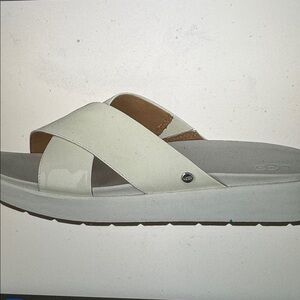 almost NEW UGG Sz 37 Emily Platform Cross Slide Sandals - White Patent 6 - 7